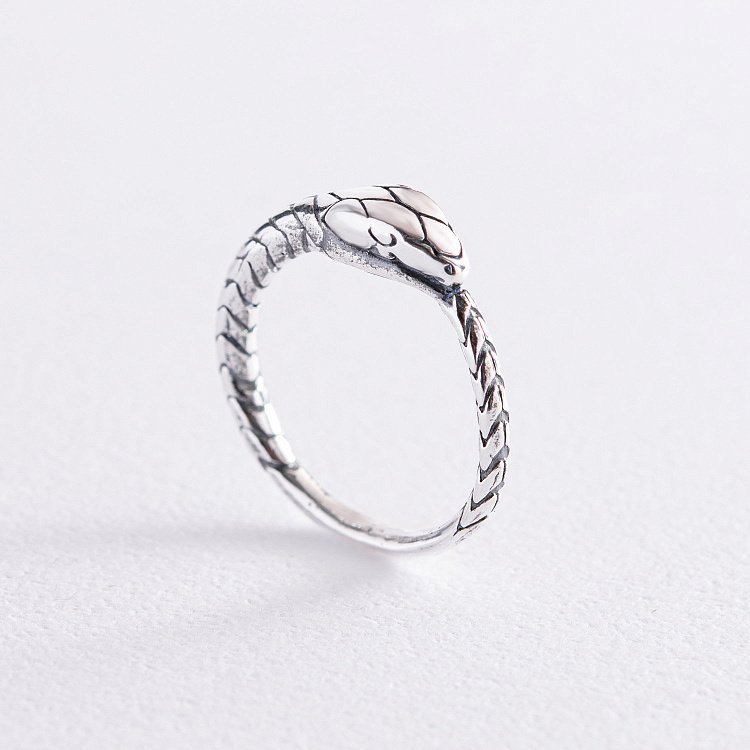 Срібна каблучка "Змій Уроборос" 112553 від ювелірного магазину Онікс