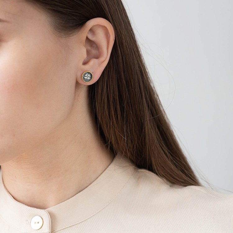 Серьги - пусеты "Удача" в серебре (позолота, чернение) 122797 от ювелирного магазина Оникс - 1