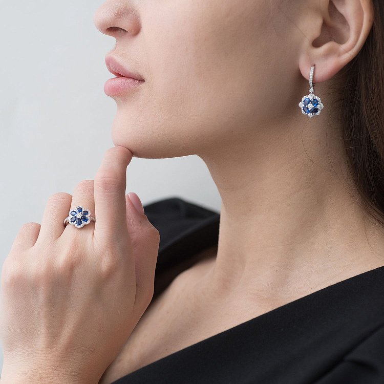 Золотое кольцо "Цветок" с сапфирами и бриллиантами кб0056mi от ювелирного магазина Оникс - 1