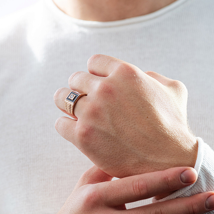 Чоловіча золота печатка з фіанітом і емаллю к07216 від ювелірного магазину Онікс - 3