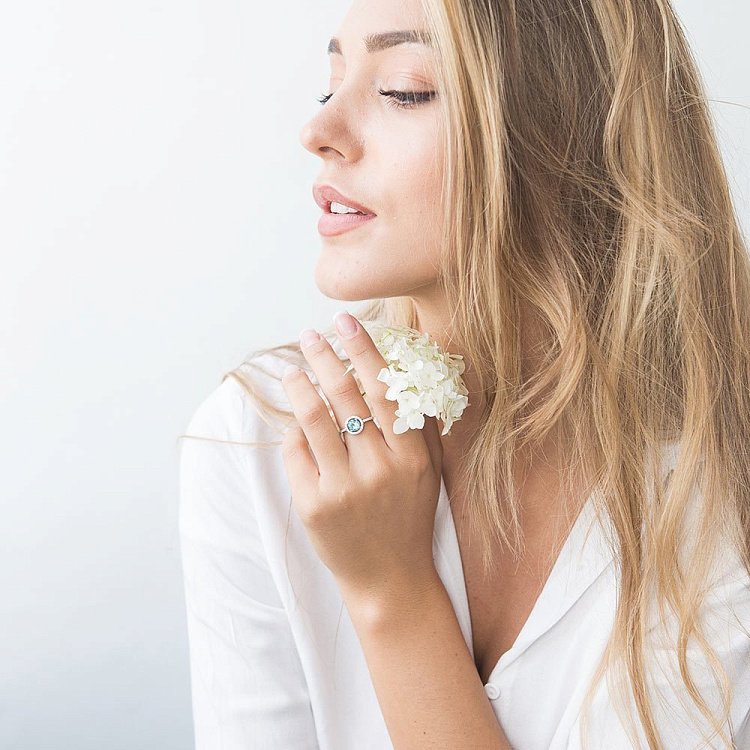 Золотое кольцо с голубым топазом и фианитам к04628 от ювелирного магазина Оникс - 3