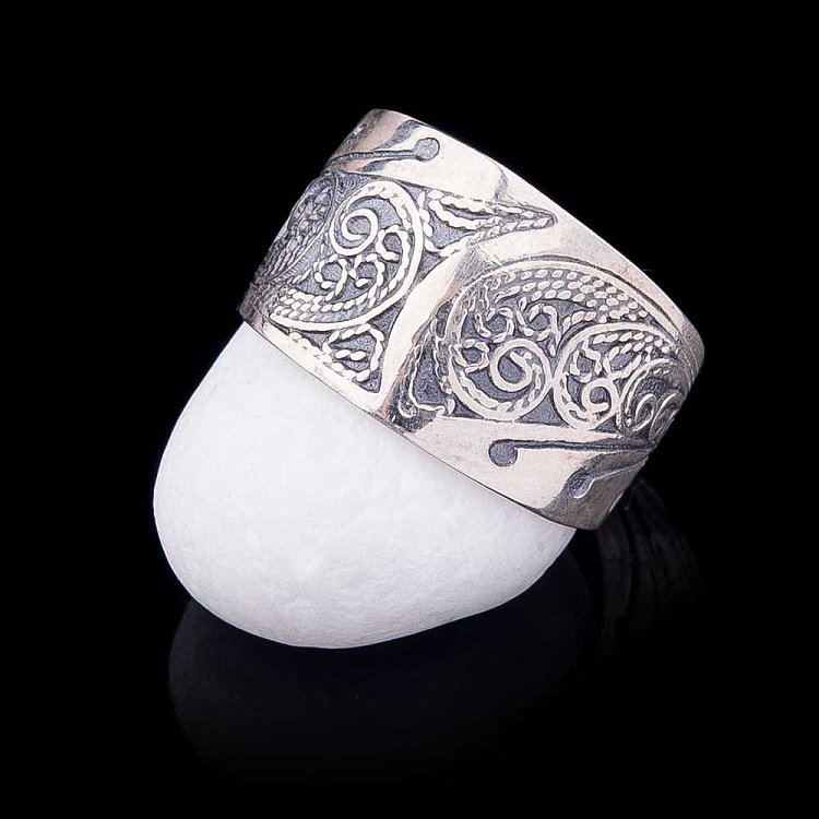 Серебряное кольцо с узором 11044 от ювелирного магазина Оникс