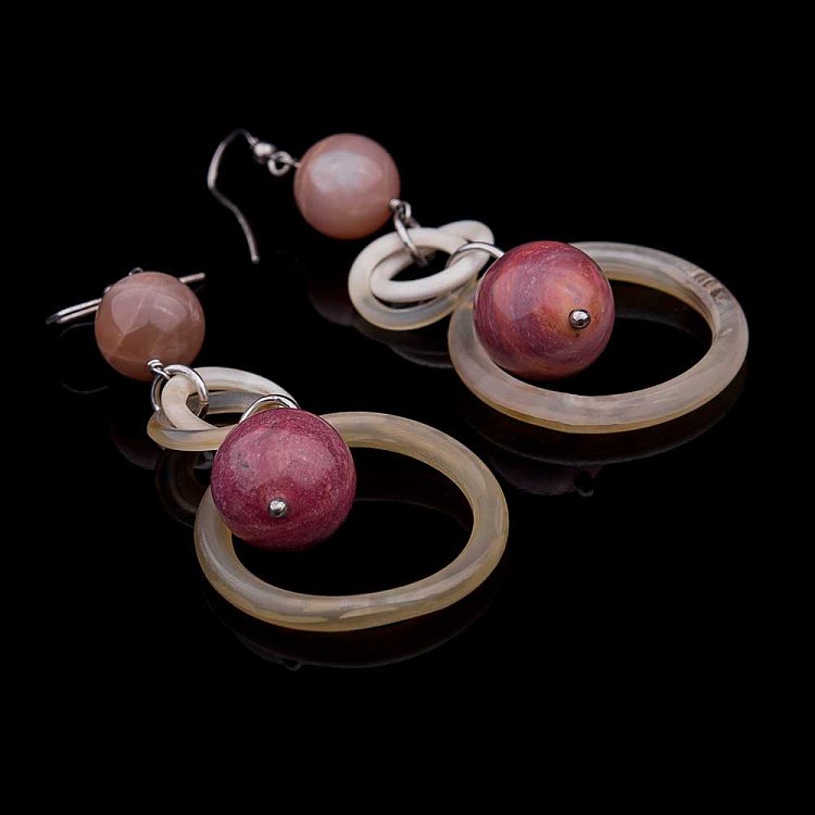 Серьги с родонитом, лунным камнем и слоновой костью 235с23 - 1 Серьги с родонитом, лунным камнем и слоновой костью 235с23 от ювелирного магазина Оникс - 1