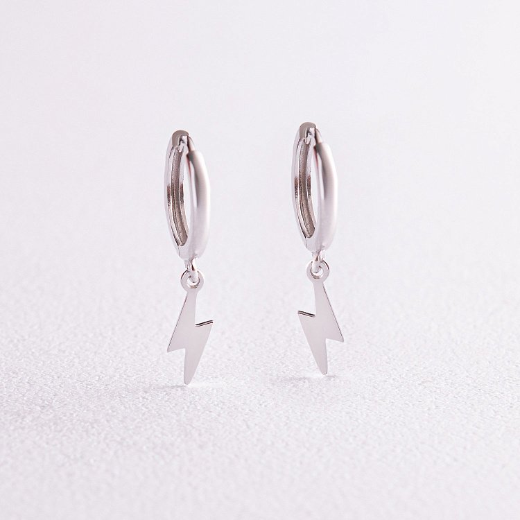 Серьги - кольца "Молнии" в белом золоте с08048 от ювелирного магазина Оникс