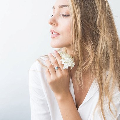 Золота каблучка з блакитним топазом і фіанітами к04628 №4