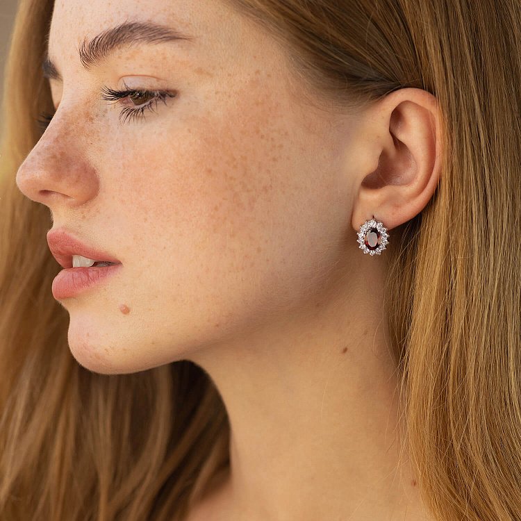 Серебряные серьги с пиропами и фианитами GS-02-012-4110 от ювелирного магазина Оникс - 1