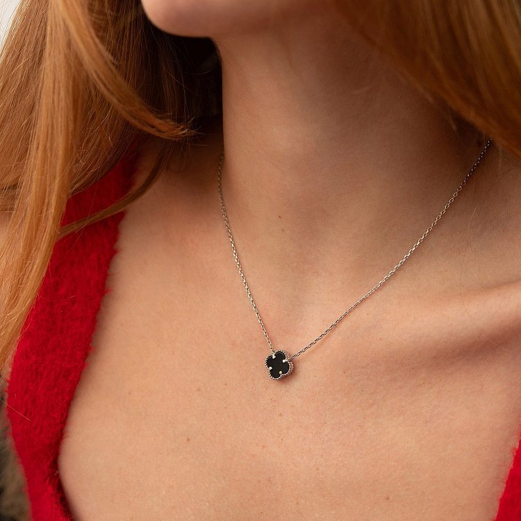 Серебряное колье "Клевер" с ониксом 181299 от ювелирного магазина Оникс - 1