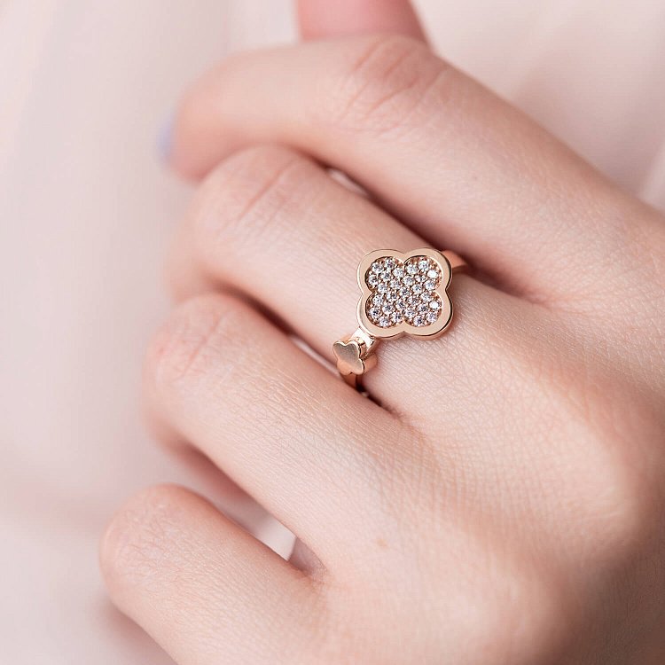 Каблучка "Конюшина" в червоному золоті (фіаніти) к06916 від ювелірного магазину Онікс - 1