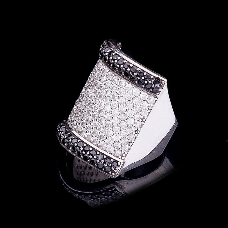 Срібний перстень з фіанітами 111633 від ювелірного магазину Онікс