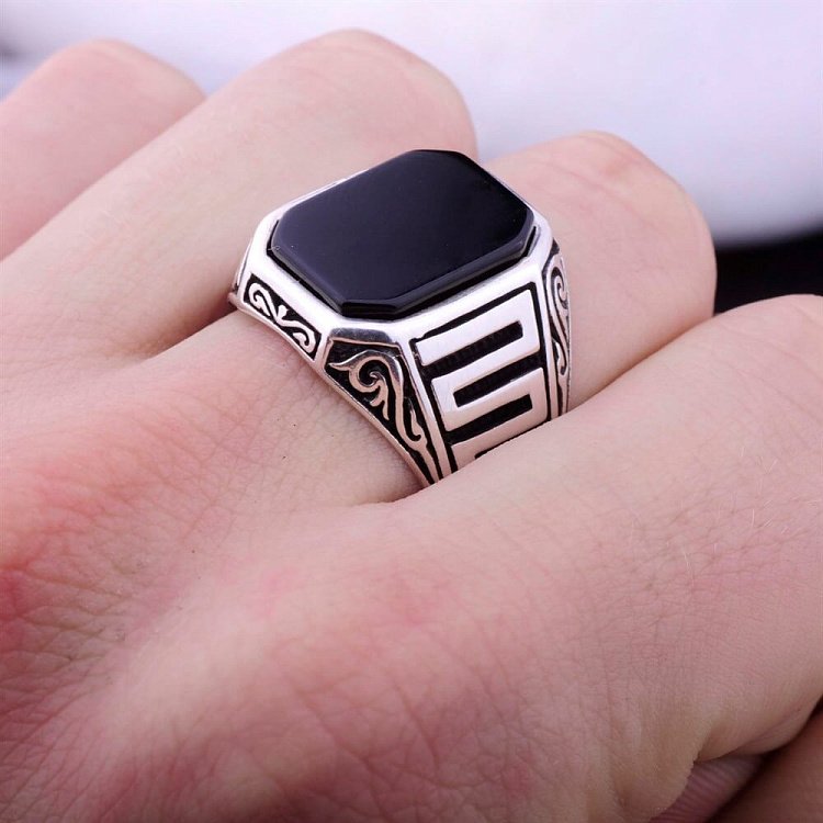 Срібна печатка з оніксом (родій) 111649 від ювелірного магазину Онікс