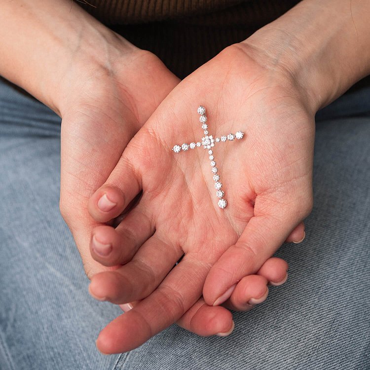 Золотой крестик с бриллиантами пкит442 от ювелирного магазина Оникс - 4