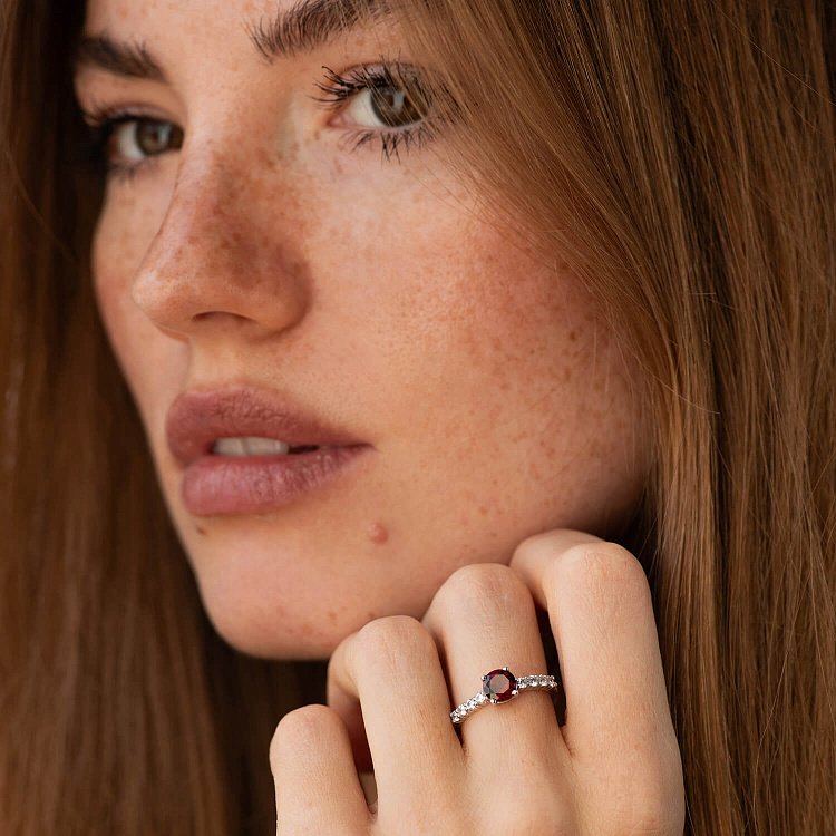 Срібна каблучка з піропом і фіанітами 1846/1р-GARN від ювелірного магазину Онікс - 1