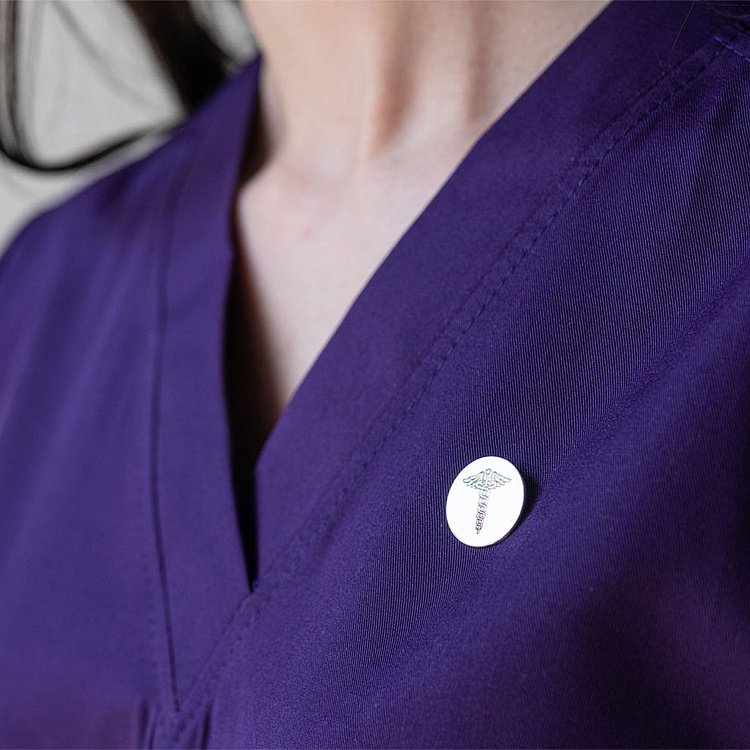 Медицинский значок "Кадуцей" в серебре 20045 от ювелирного магазина Оникс - 2