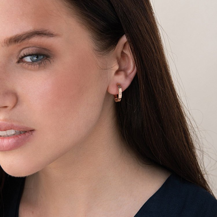 Золоті сережки - кільця "Love" з фіанітами с07493 від ювелірного магазину Онікс - 4