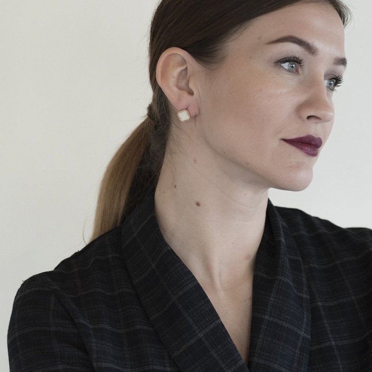 Золотые серьги на английской застежке с перламутром с05061 от ювелирного магазина Оникс - 2