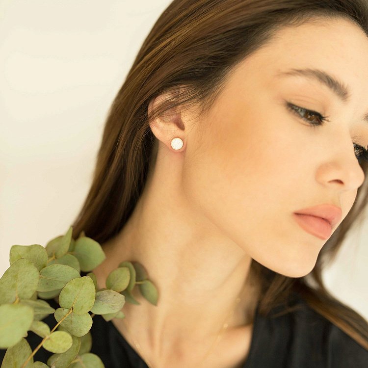 Золоті сережки-пусети "Сяйво" (синт. опал) 9 мм с07746 від ювелірного магазину Онікс - 9