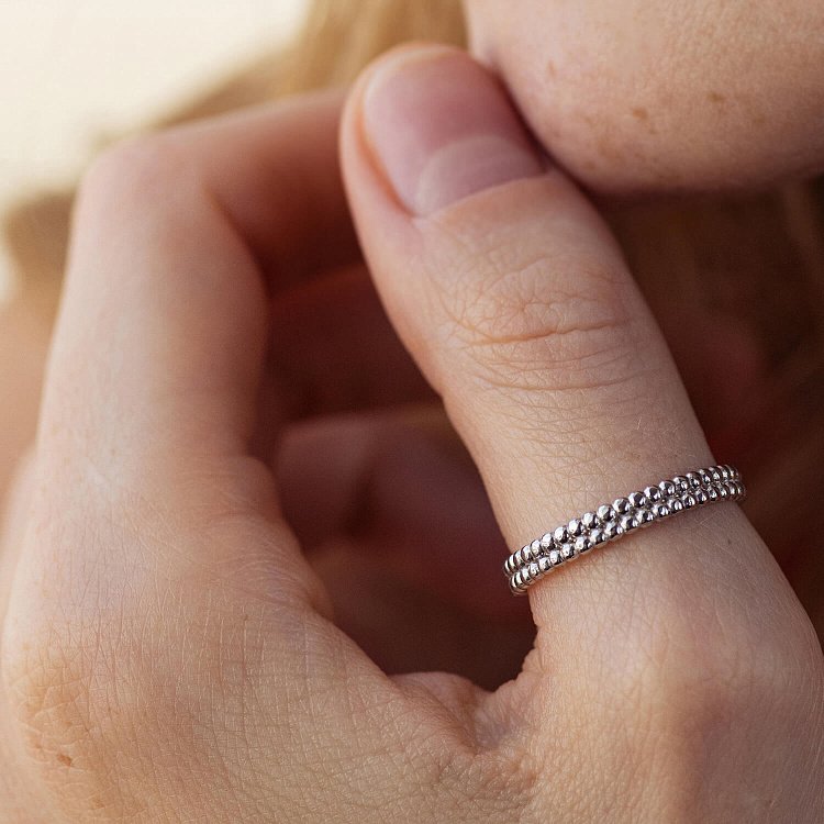 Кольцо "Шарики" в серебре 7059 от ювелирного магазина Оникс - 1