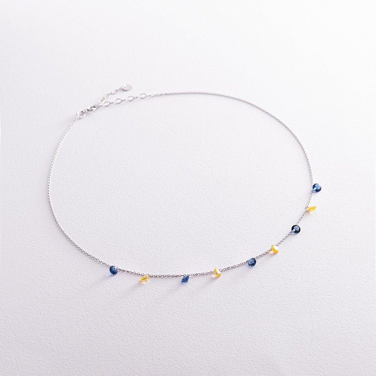 Колье "Украинка" в белом золоте (синие и желтые фианиты) кол02248 от ювелирного магазина Оникс