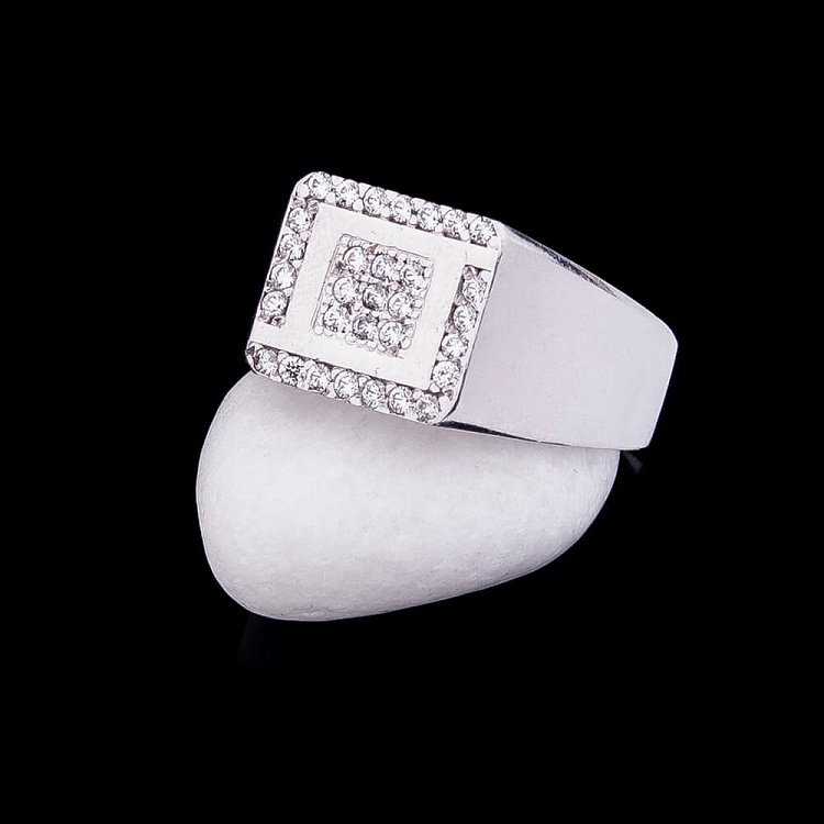 Серебряная печатка с фианитами 11922 от ювелирного магазина Оникс