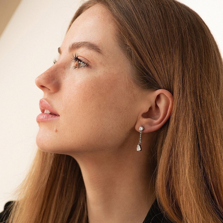 Срібні сережки - пусети (фіаніти) 12613 від ювелірного магазину Онікс - 1