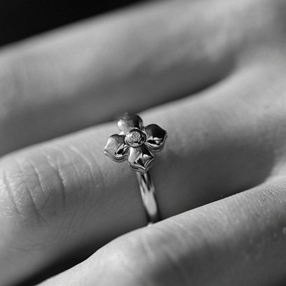 Золота каблучка "Конюшина" з діамантом 235301121 №6