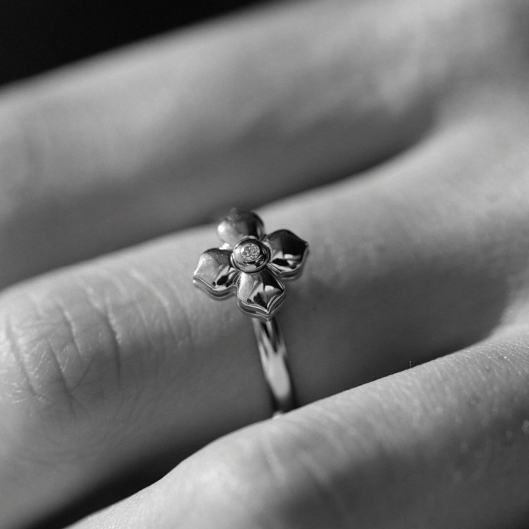 Золота каблучка "Конюшина" з діамантом 235301121 від ювелірного магазину Онікс - 5