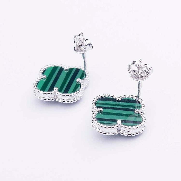 Серебряные серьги-пусеты с фианитами и им. малахита "Клевер" 121810 - 1 Серебряные серьги-пусеты с фианитами и им. малахита "Клевер" 121810 от ювелирного магазина Оникс - 1