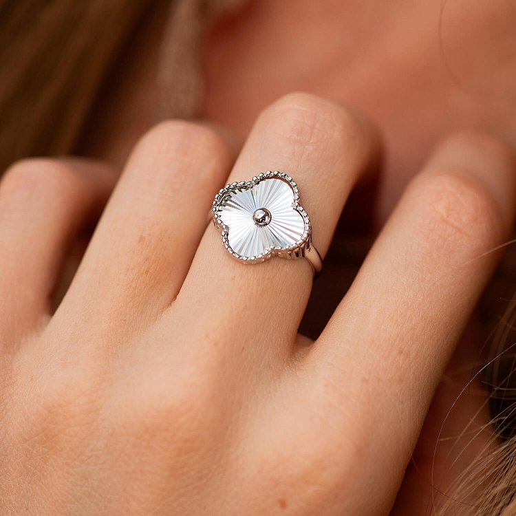 Каблучка "Конюшина" в білому золоті к08208 від ювелірного магазину Онікс