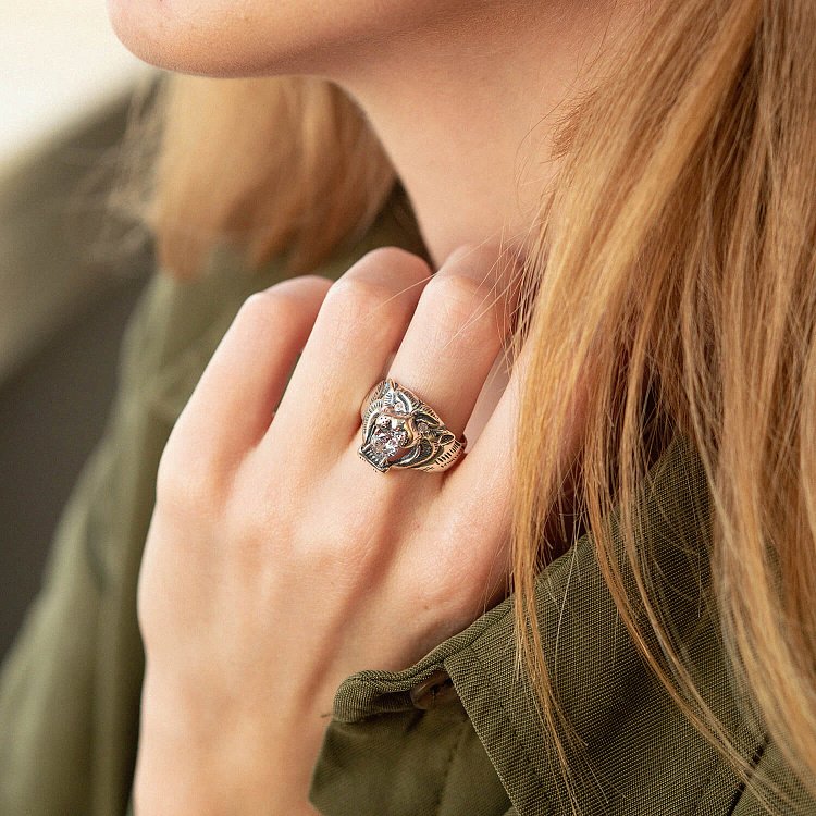 Срібна каблучка "Тигр" з фіанітами 11213 від ювелірного магазину Онікс - 1