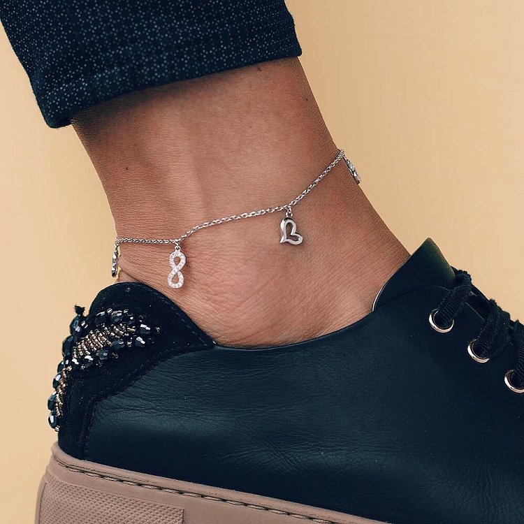 Срібний браслет на ногу "Нескінченність і серця" з фіанітами 14912 від ювелірного магазину Онікс