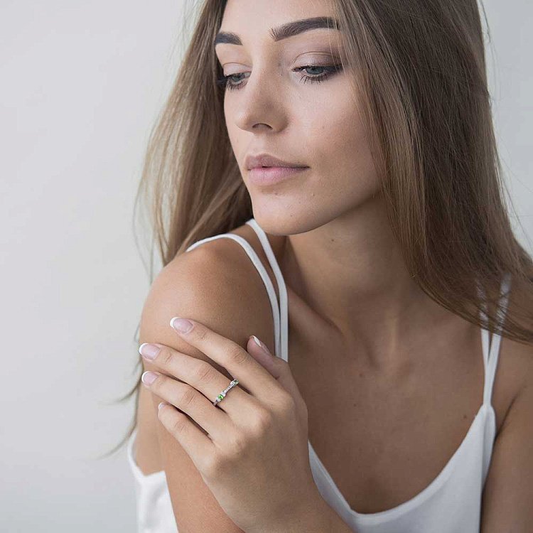 Золота каблучка з діамантами і хризолітами км0192 від ювелірного магазину Онікс