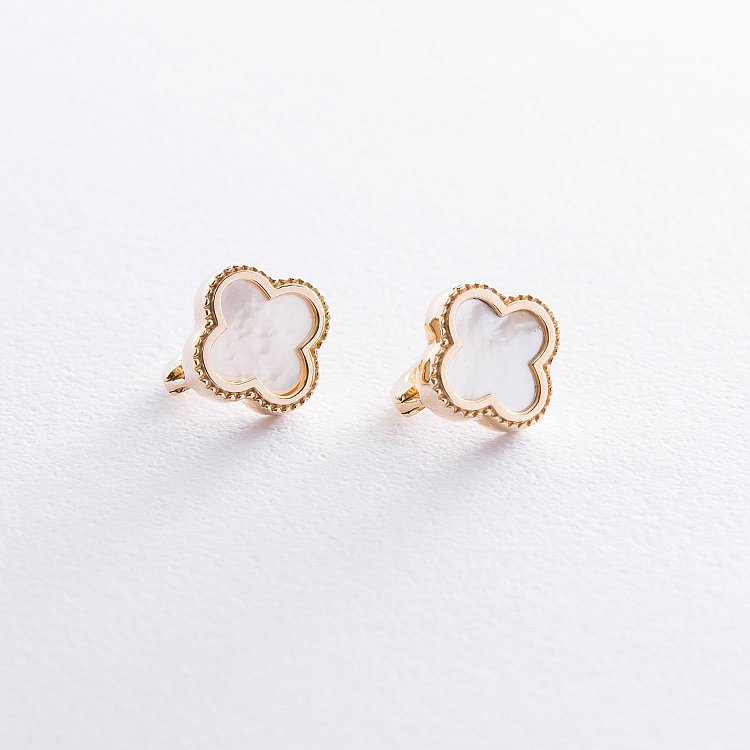 Серьги "Клевер" в желтом золоте (перламутр) с06900 от ювелирного магазина Оникс