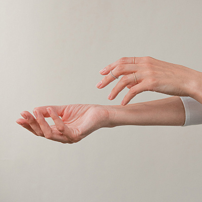 Каблучка з доріжкою каменів в білому золоті к08276 №2