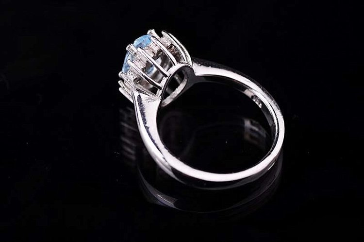 Кольцо (голубой топаз, фианиты) 111047 от ювелирного магазина Оникс - 1