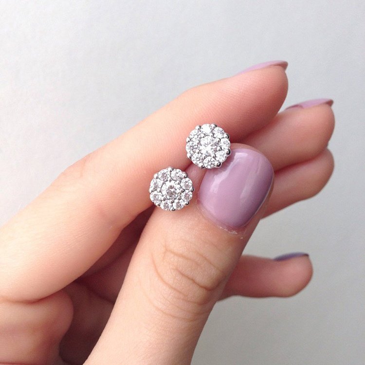 Срібні сережки-пусети з фіанітами 121920 від ювелірного магазину Онікс