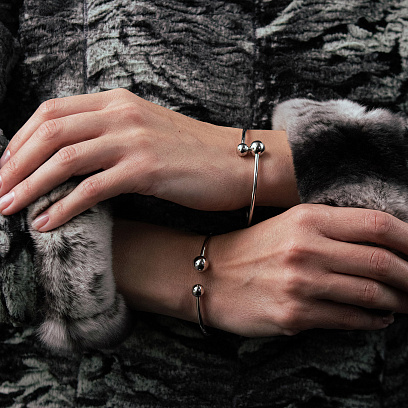 Жорсткий браслет "Кульки" у білому золоті б05509 №7