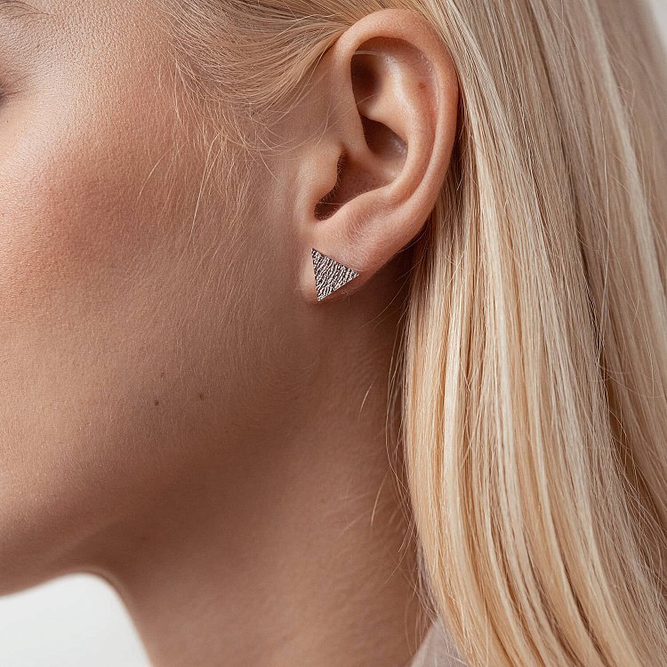 Серебряные серьги - пусеты "Треугольники" 4888 от ювелирного магазина Оникс - 1