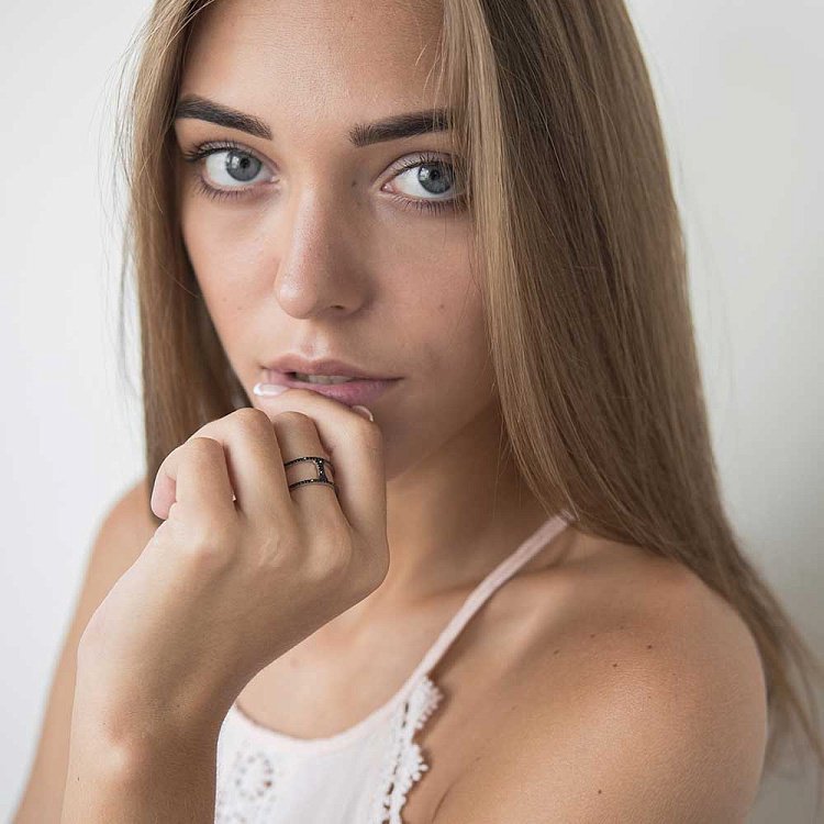 Золотое кольцо с черными фианитами к04576 от ювелирного магазина Оникс - 3