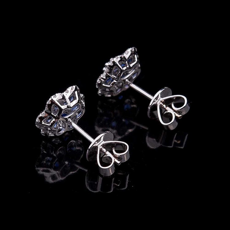 Золотые серьги-гвоздики с сапфирами и бриллиантами E00171mi - 1 Золотые серьги-гвоздики с сапфирами и бриллиантами E00171mi от ювелирного магазина Оникс - 1