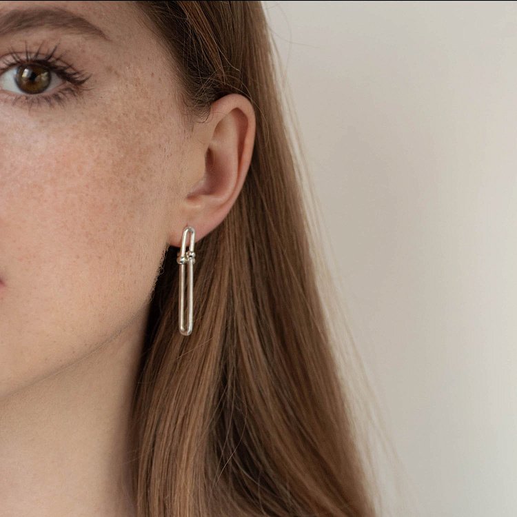 Серебряные серьги - пусеты "Идея" 122742 от ювелирного магазина Оникс