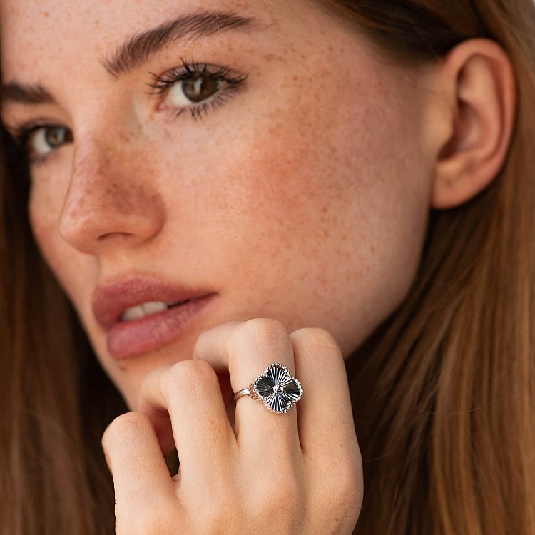 Кольцо "Клевер" в белом золоте к08208 от ювелирного магазина Оникс - 2