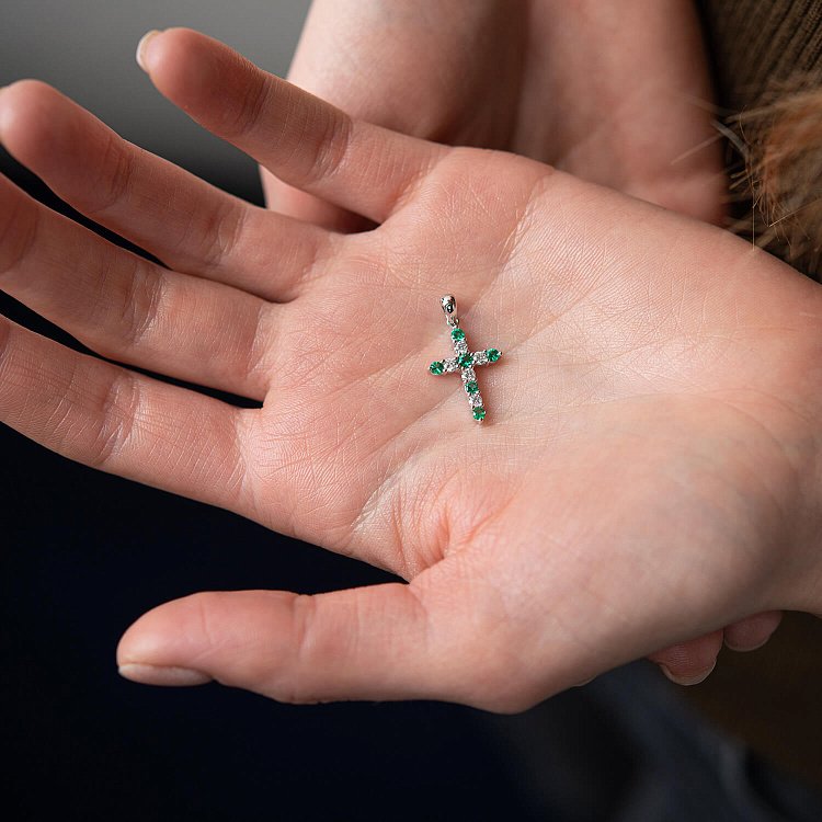 Золотой крестик с изумрудами и бриллиантами пб0280ri от ювелирного магазина Оникс - 1