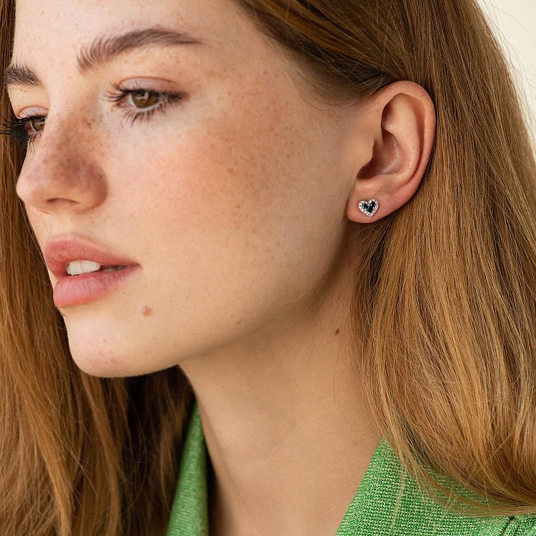 Золотые серьги - пусеты "Сердечки"  (бриллианты, сапфиры) сб0523cha от ювелирного магазина Оникс - 1