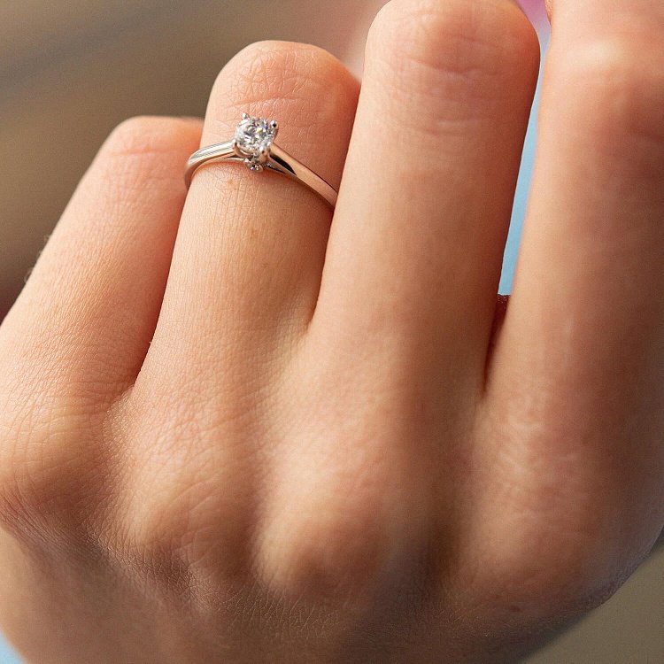 Заручальна каблучка з фіанітами (біле золото) к07168 від ювелірного магазину Онікс - 1