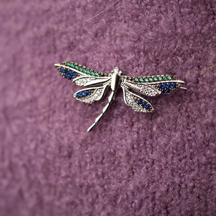 Серебряная брошь "Стрекоза" с разноцветными фианитами 048 от ювелирного магазина Оникс - 1