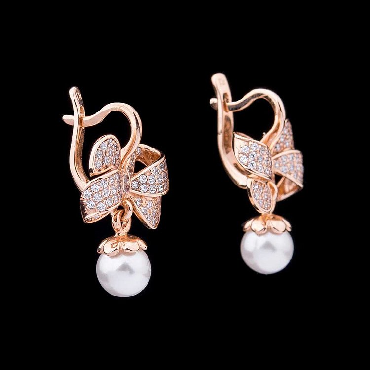 Золотые серьги "Бантики" с культ. пресн. жемчугом 03-0832.0.01310.0 от ювелирного магазина Оникс - 1