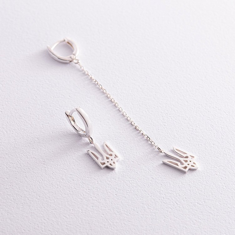 Асиметричні срібні сережки "Герб України - Тризуб" 123242 Асиметричні срібні сережки "Герб України - Тризуб" 123242 від ювелірного магазину Онікс