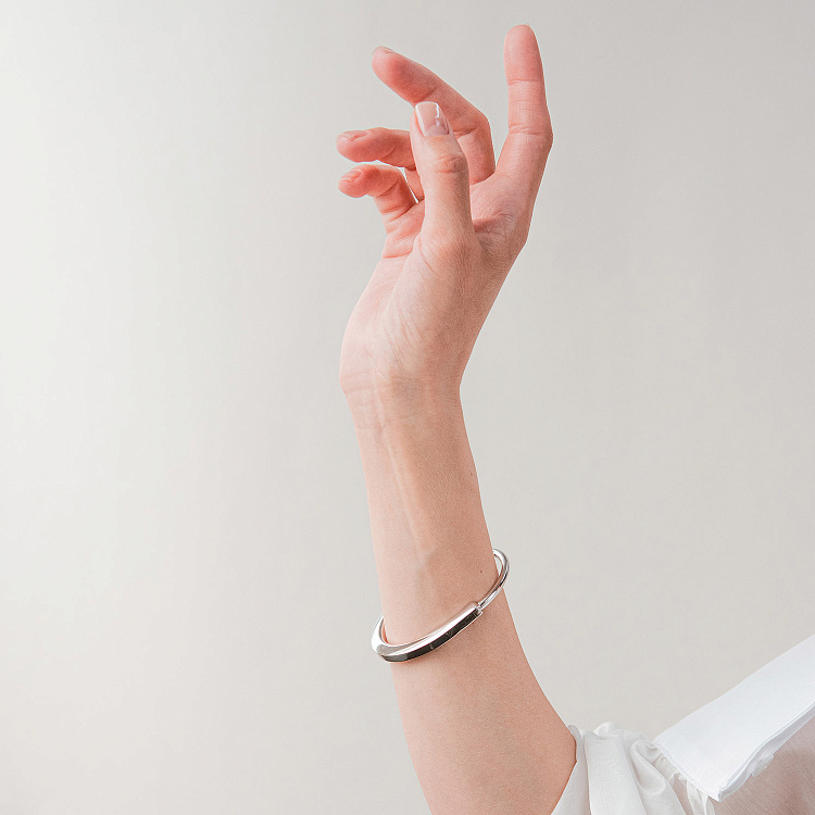 Жесткий браслет Lock в белом золоте б05716 от ювелирного магазина Оникс - 3