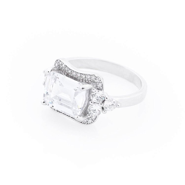 Серебряное кольцо с фианитами 111933 от ювелирного магазина Оникс - 1