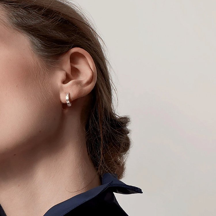 Серебряные серьги - пусеты "Love" 123012 от ювелирного магазина Оникс - 2